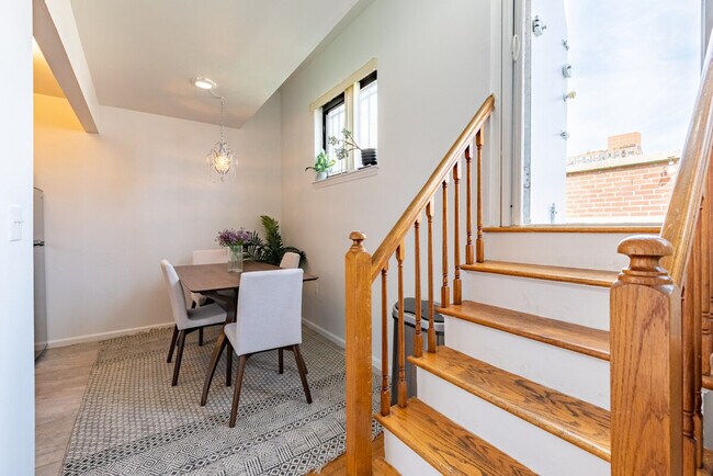 Building Photo - 735 10th Ave