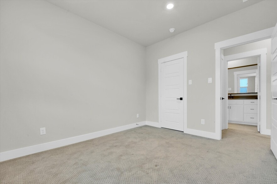 Building Photo - 2610 La Cala Dr