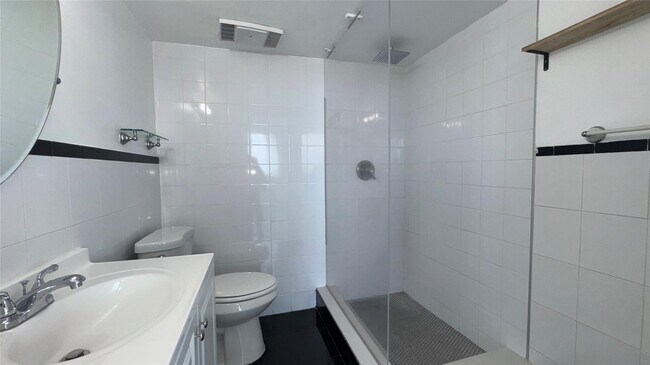 Building Photo - 4222 Inverrary Blvd