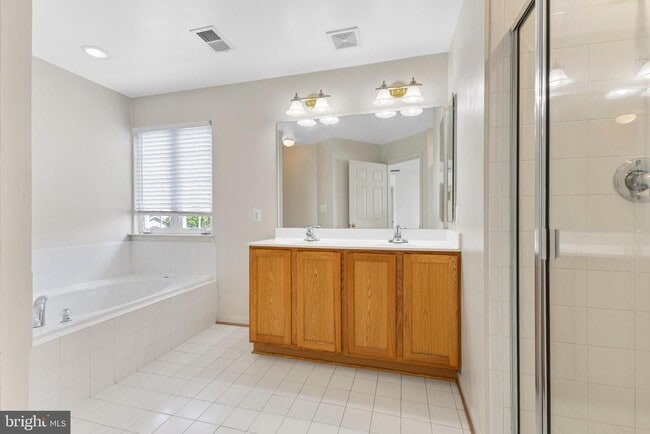Building Photo - 7209 Bladen Pl