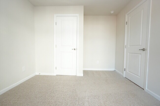 Building Photo - A large spacious home in Arbor St!