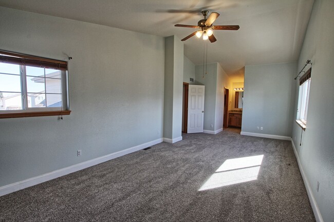 Building Photo - 4 bed 3.5 bath Founders home