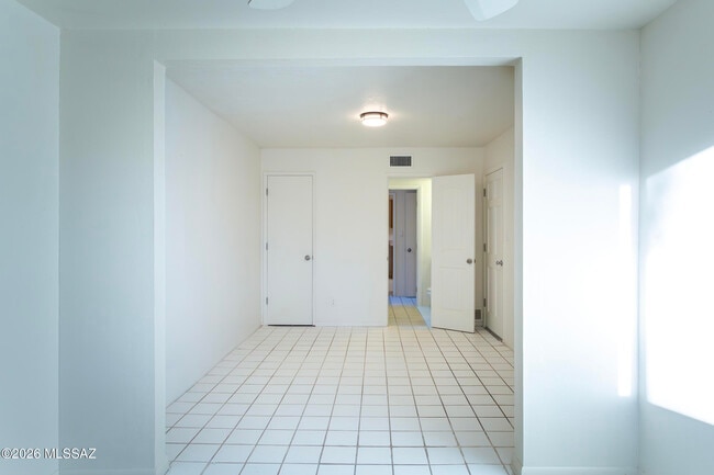 Building Photo - 1714 W Meadow Hills Dr