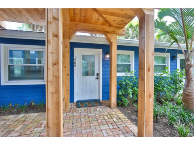 Building Photo - Renovated 1/1 Apartment in Downtown Sarasota