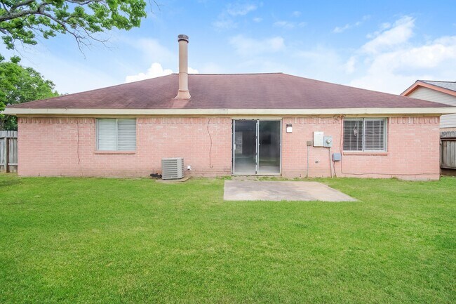 Building Photo - 2710 Village Ct