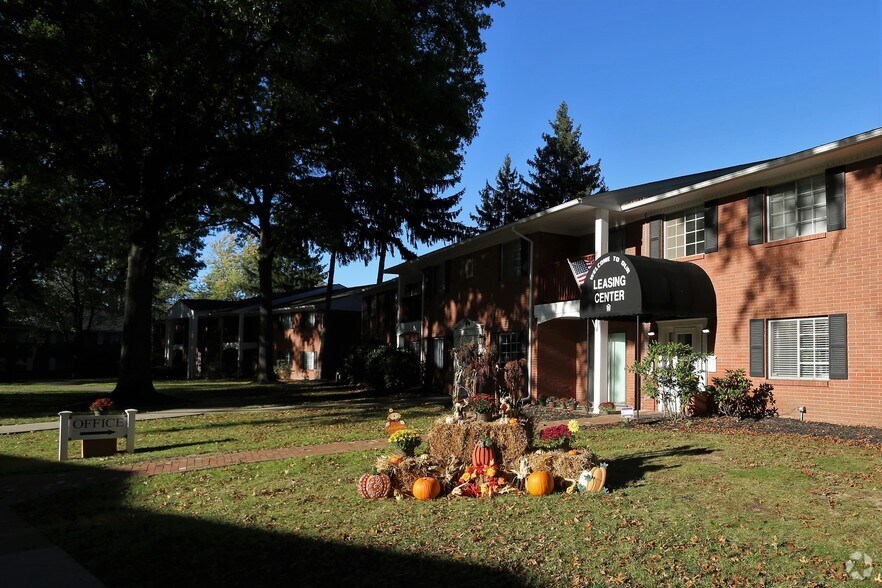 Monticello Apartments & Townhomes Youngstown, OH Apartment Finder