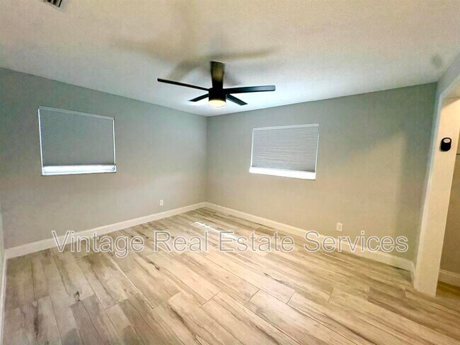 Building Photo - 1074 S Woodbrook Drive South
