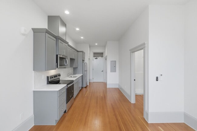 Building Photo - MOVE IN SPECIAL - NEWLY RENOVATED DOWNTOWN SALEM ONE BEDROOM