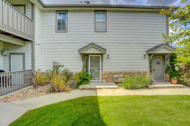Building Photo - $2,100 - 2 Bed, 2 Bath Townhome in Thornto...