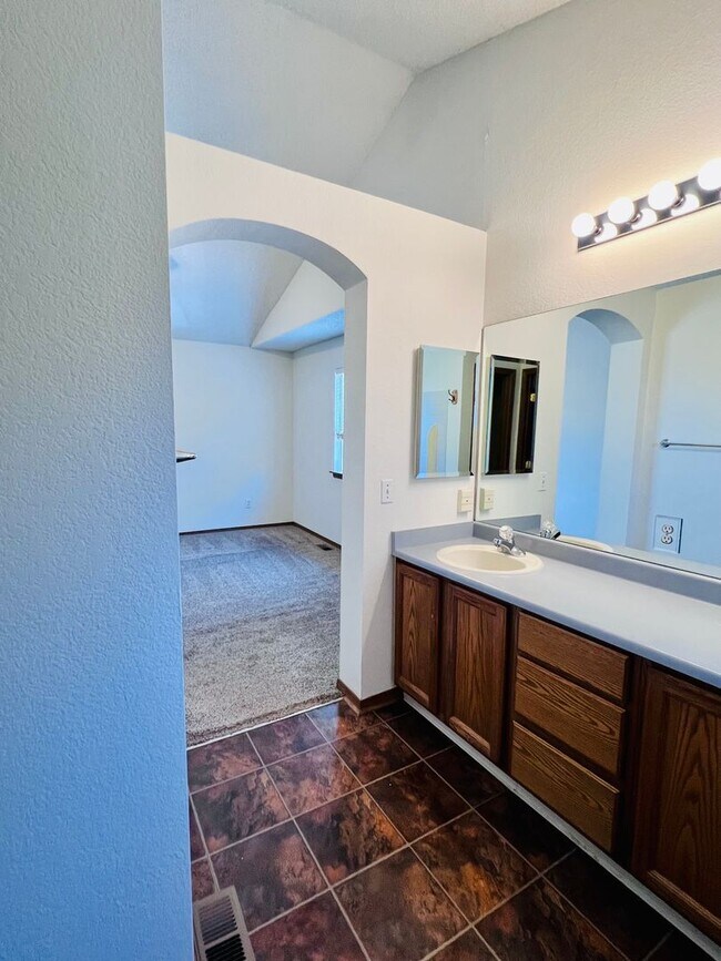 Building Photo - Single Family Home 3 bedroom 2.5 bath Unfi...