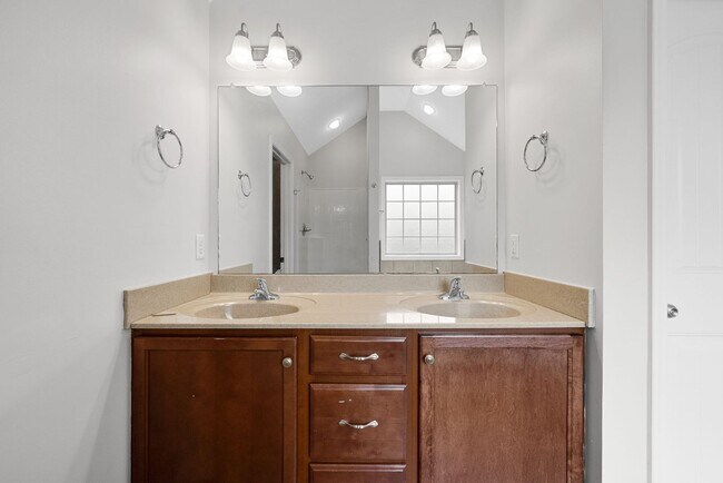 Building Photo - 3 Bedroom 2 Full Bath Home For Rent!