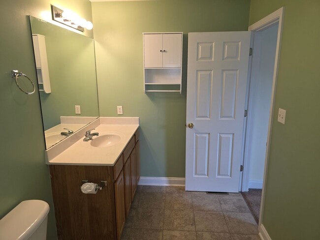 Building Photo - 3 bedroom 3 bath townhouse with one car ga...