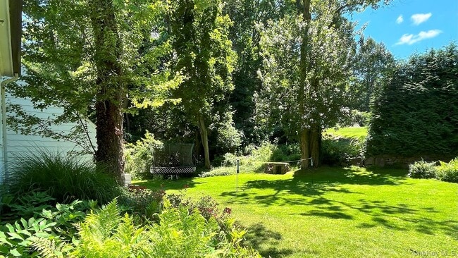 Building Photo - 8 Holly Ln