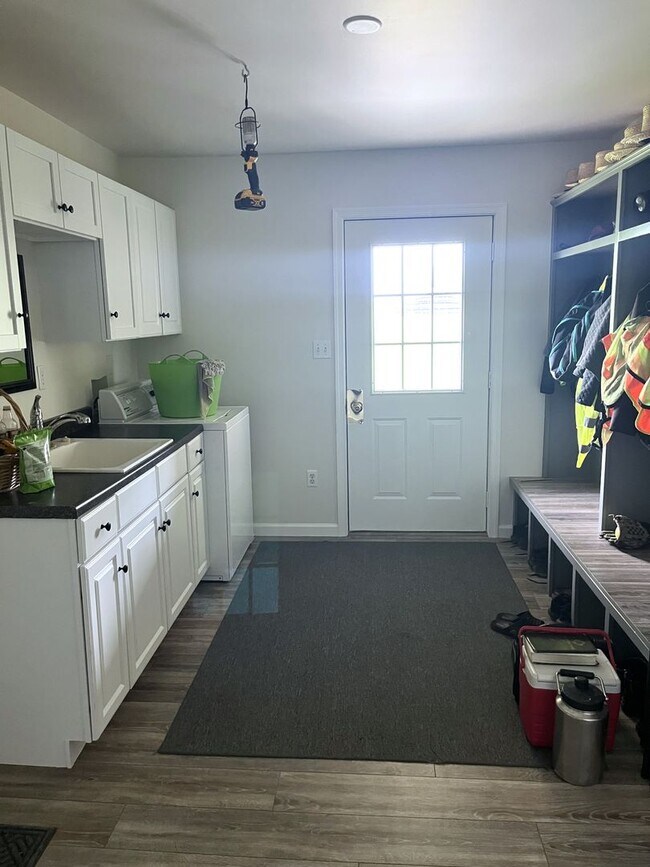 Building Photo - Spacious 4BR/3.5BA Single Family Home on 2...