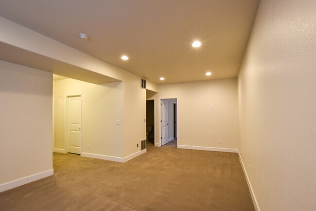 Building Photo - 9761 Beryl Dr