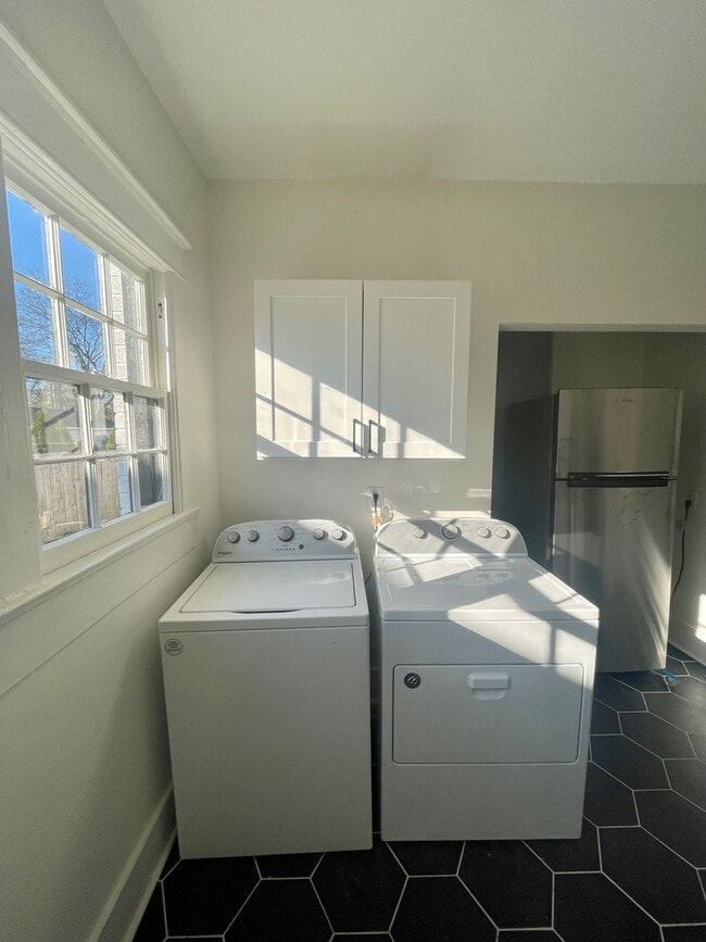 Building Photo - Charming 5 Bed, 3 Bath Home in the Heart o...