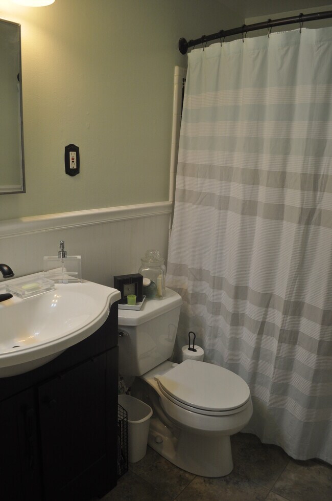 Building Photo - 107 S Iris St