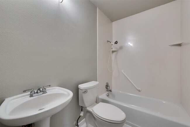 Building Photo - Fabulous modern house located in highly desirable Greenwood Hills