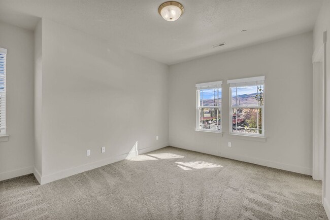 Building Photo - 1051 500 E