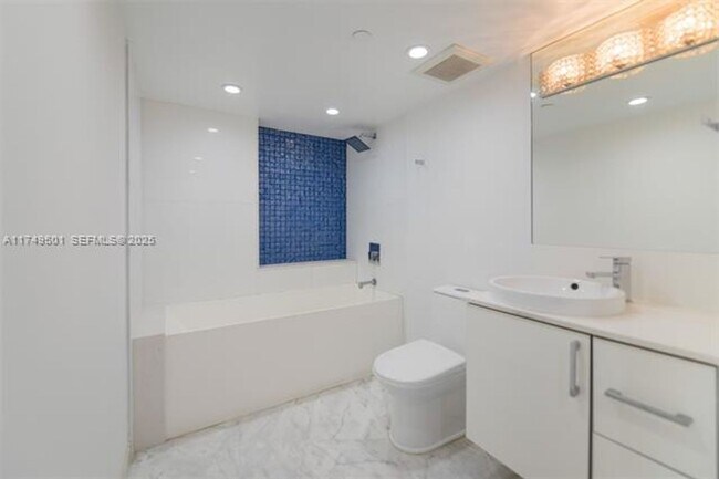 Building Photo - 19195 NE 36th Pl