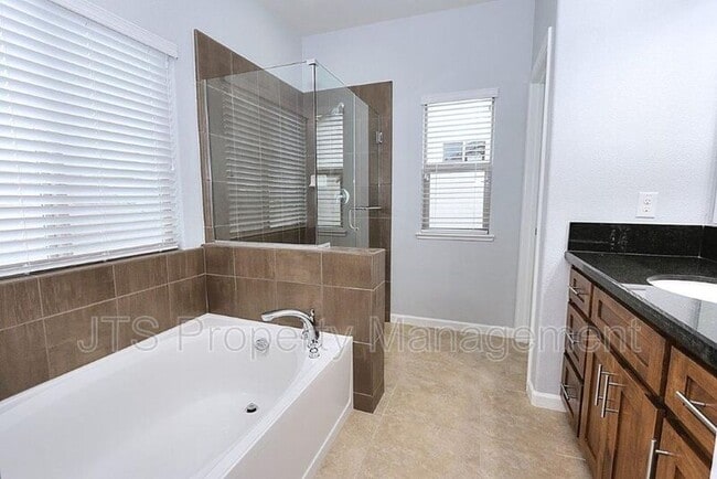 Building Photo - 9200 Rioja St