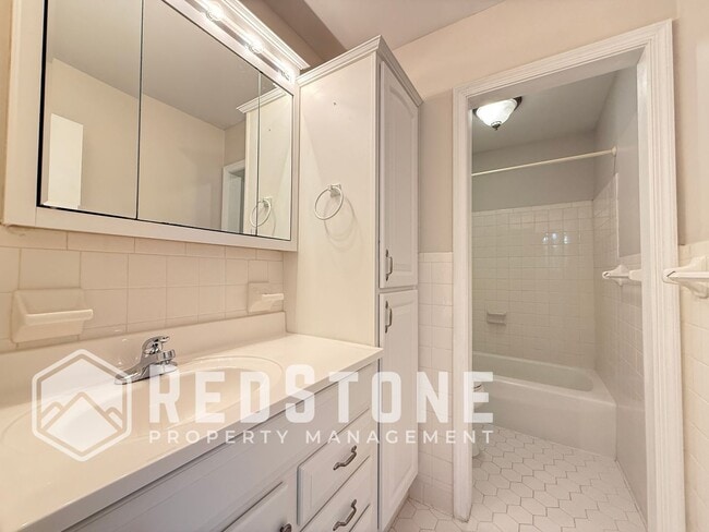 Building Photo - 136 Westview Dr