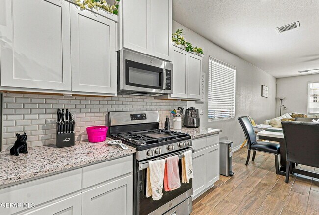 Building Photo - 13876 Loreina Luz Ave