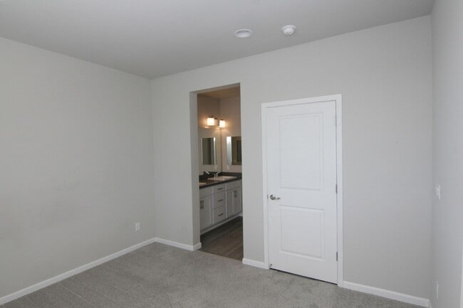 Building Photo - Clean, modern, move-in ready townhouse!