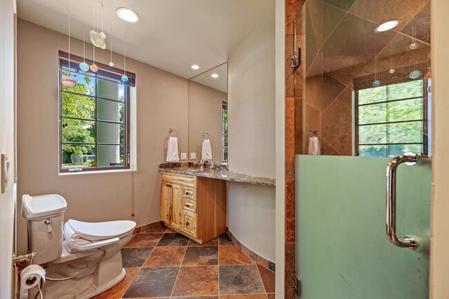 Building Photo - 493 Hazel Ave