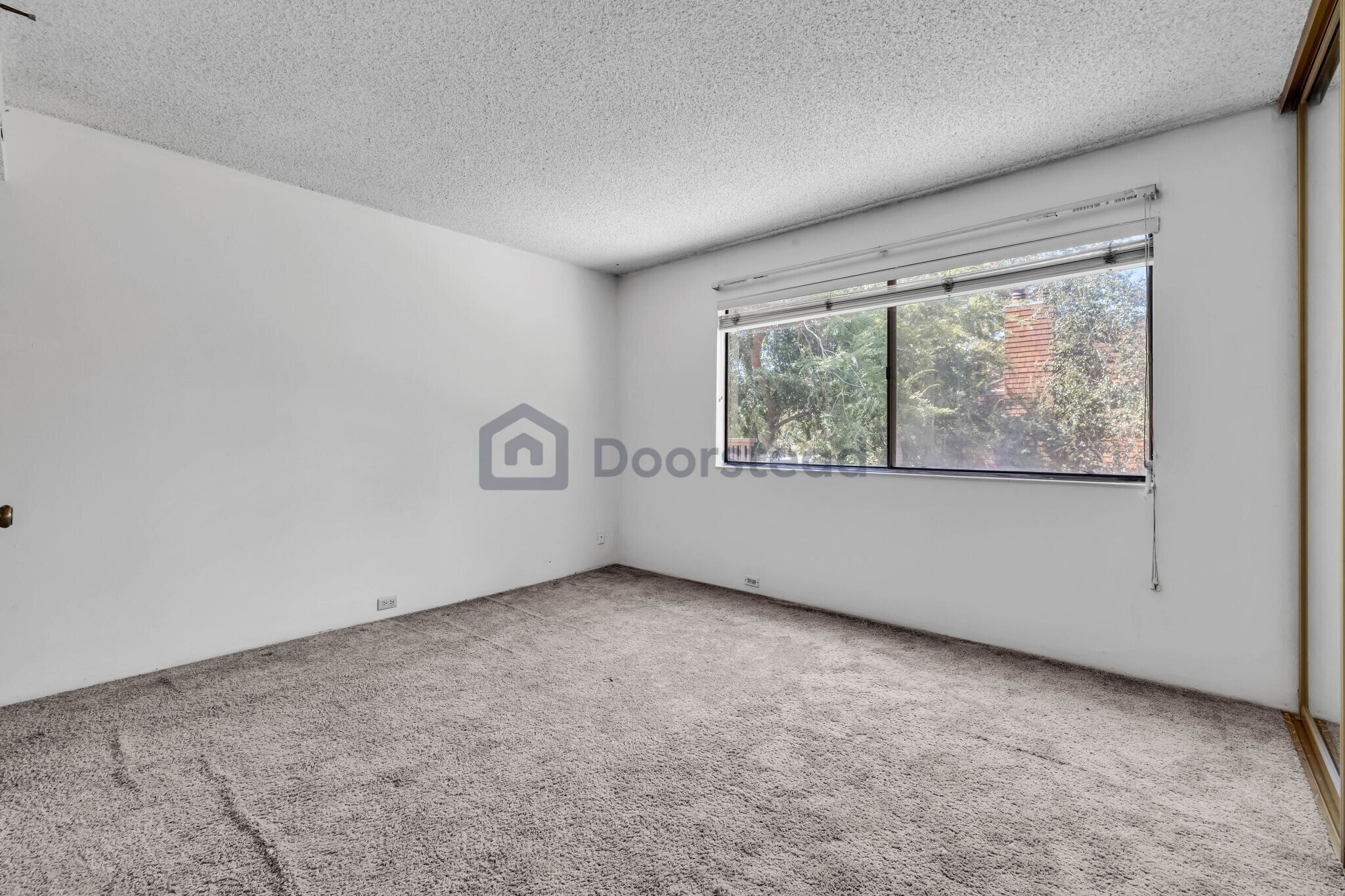 Building Photo - 724 Woodside Ln E