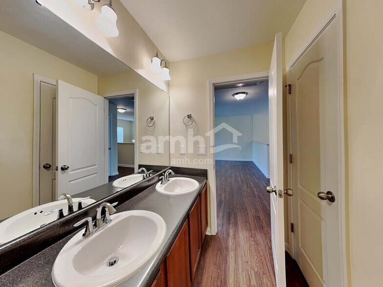 Building Photo - 1324 Lombar St