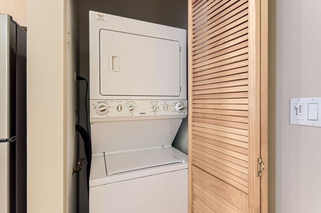 Building Photo - Beautiful 2BD/2BTH Apartment on Lawrence  FOR RENT!