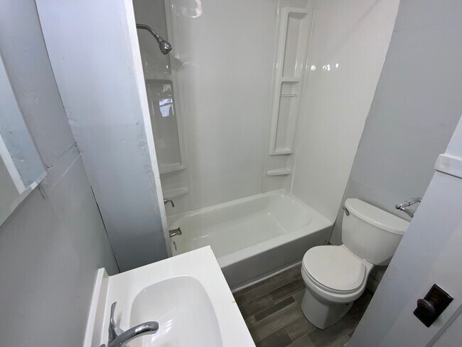 Building Photo - 208 Stroup St