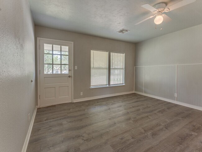 Building Photo - 3 Bedroom 1 Bath Home in Shawnee!