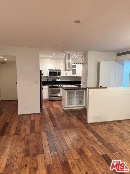 Building Photo - 800 W 1st St