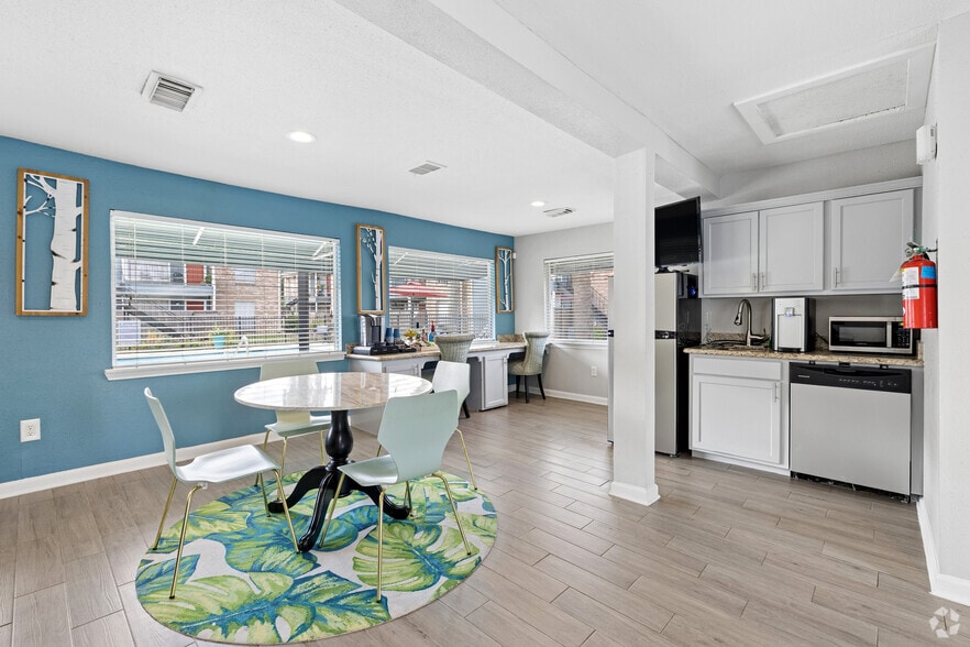 Leasing Office - Laguna Vista