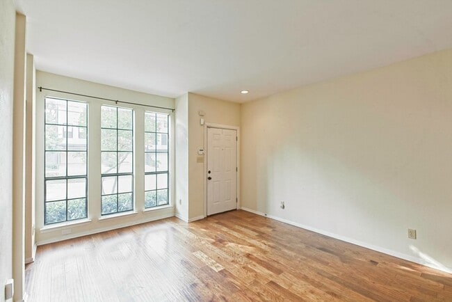 Building Photo - Dallas Townhome with Reserved Parking