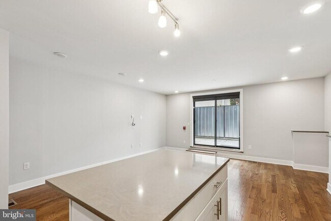 Building Photo - 814 N Uber St