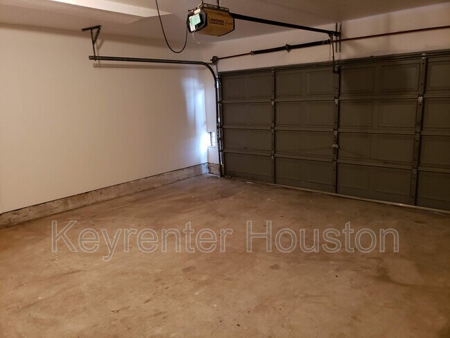 Building Photo - 6750 Sands Point Dr