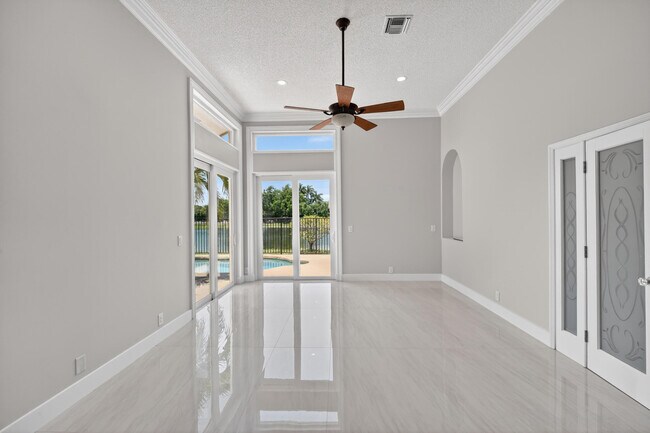 Building Photo - 3043 Lakewood Dr