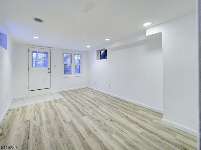 Building Photo - 240 Acabonack Rd