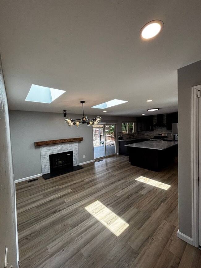 Building Photo - Stunning 5 Bedroom in the Coveted Kipling ...
