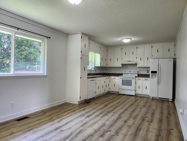 Building Photo - 3 Bedroom 2 bath home in North Hixson TN