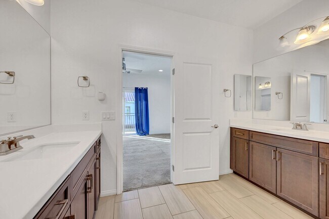Building Photo - 3 Bedroom 2.5 Bath Townhome in Tuscany!