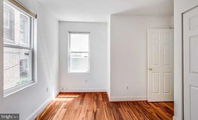 Building Photo - 729 10th St NE