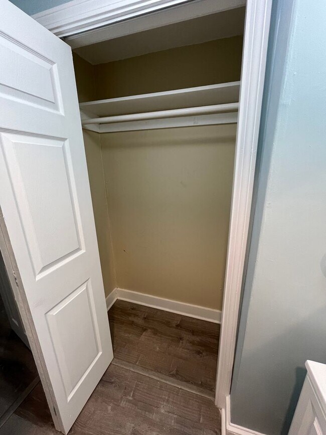 Building Photo - Gorgeous Studio, Second-floor! Apartment in quiet Pittsfield Street