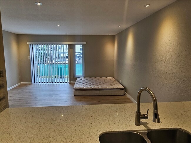 Building Photo - 2822 S Bartell Dr