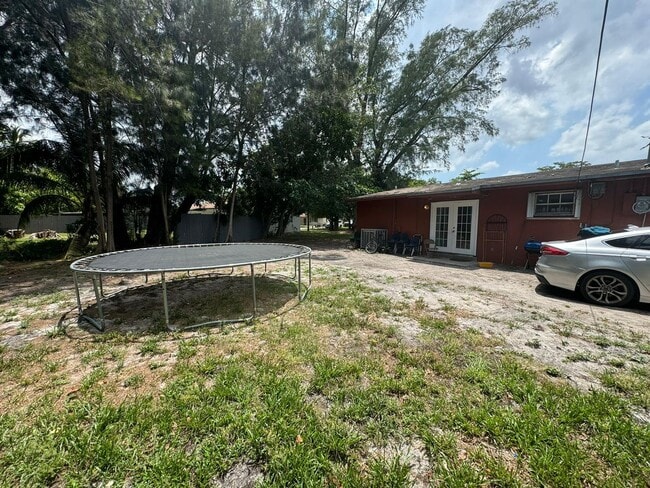 Building Photo - Large 3-1 house in the Manors  with big backyard and central air
