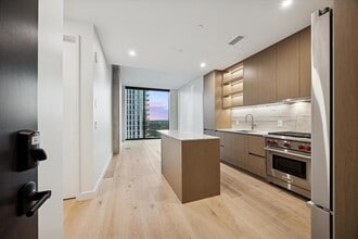 Building Photo - 610 Davis St
