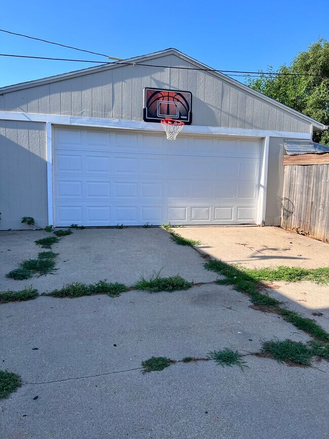 Building Photo - Beautiful 3 bed, 2 bath, 2 car garage